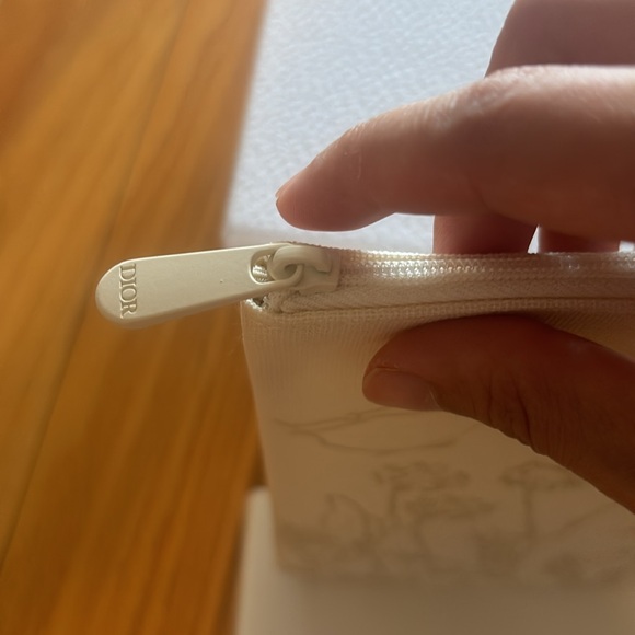 New Dior pouch with box - Picture 3 of 4